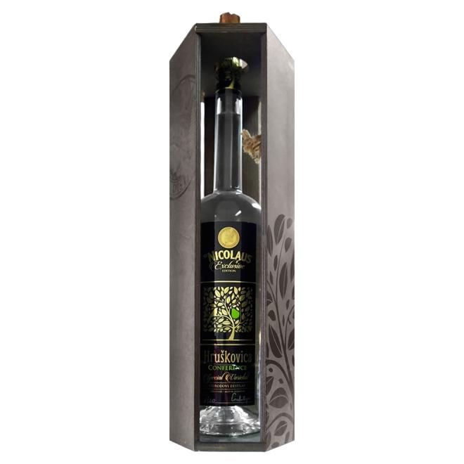 St. Nicolaus Premium Hruškovica Conference 1,5l 42% + drevená kazeta